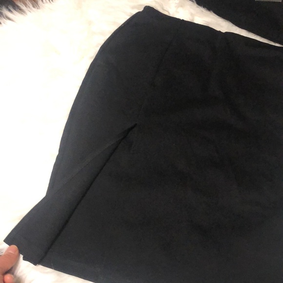 Fashion Nova Set, the set includes the top and the skirt, and NOT the purse. - Picture 7 of 9